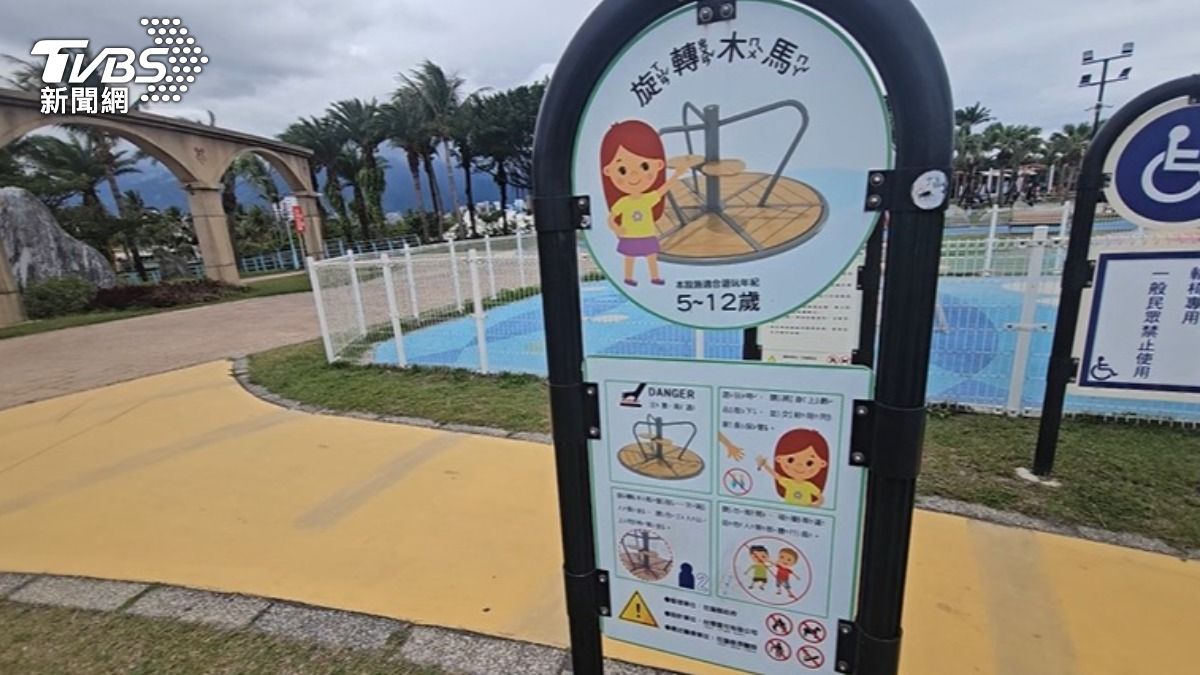 幾名青少年無視遊具旁的告示牌。（圖／TVBS）
