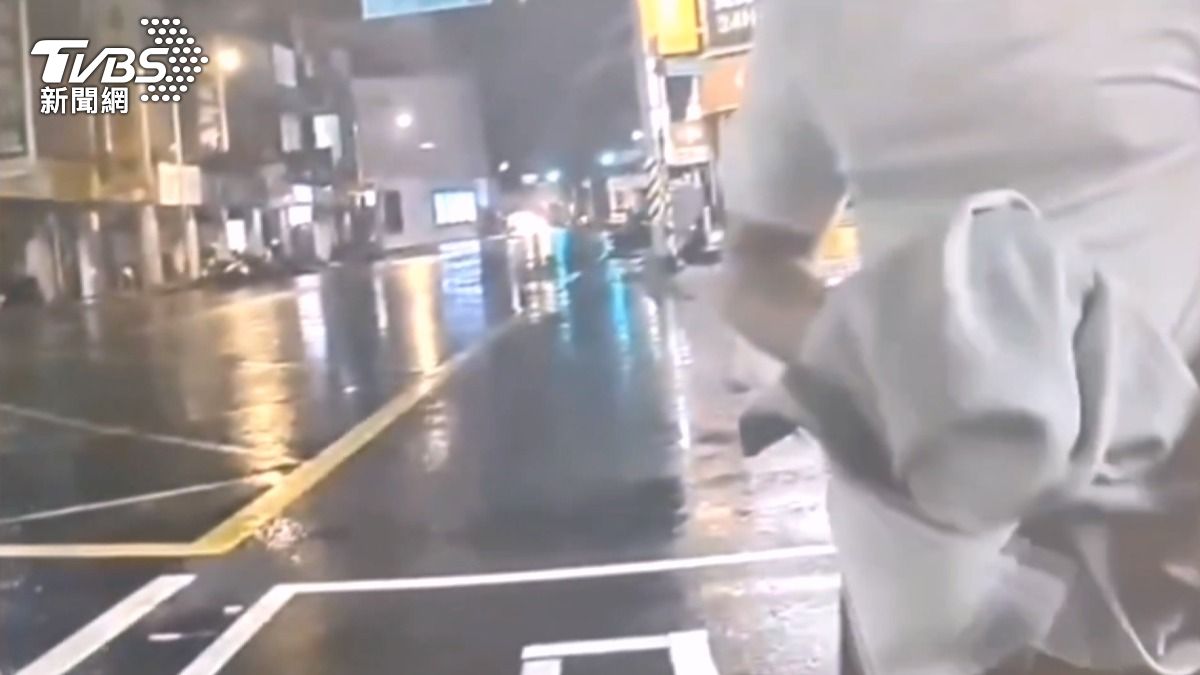警方獲報後立即趕抵現場，員警為避免衝突升高，隨即將其控制。(圖／TVBS)