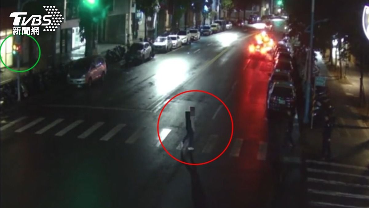 警局前闖紅燈遭警攔，行人反錄影嗆聲。（圖／TVBS）