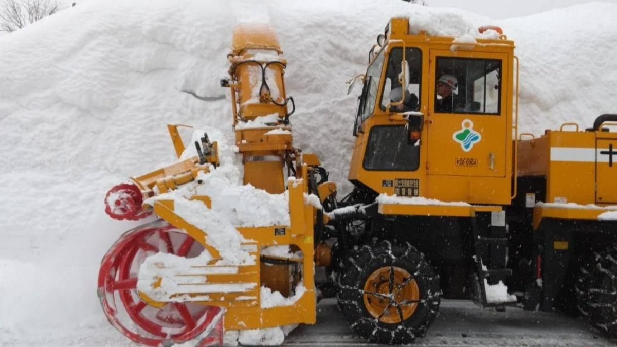 日本除雪驚魂!新潟2男清積雪墜排水溝被捲走 一男生死未卜
