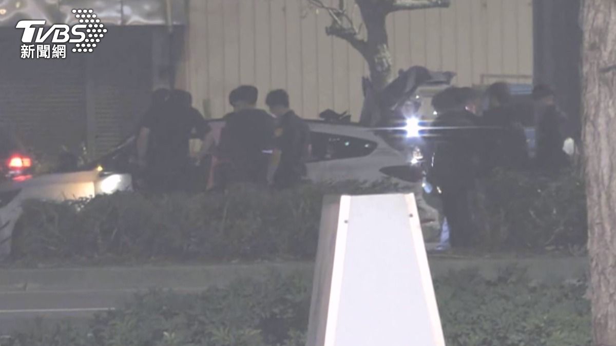 白車逼車還追撞！副駕「手持吸食器」下車嗆聲，多人受害怒。(圖／翻攝facebook 警察之聲)