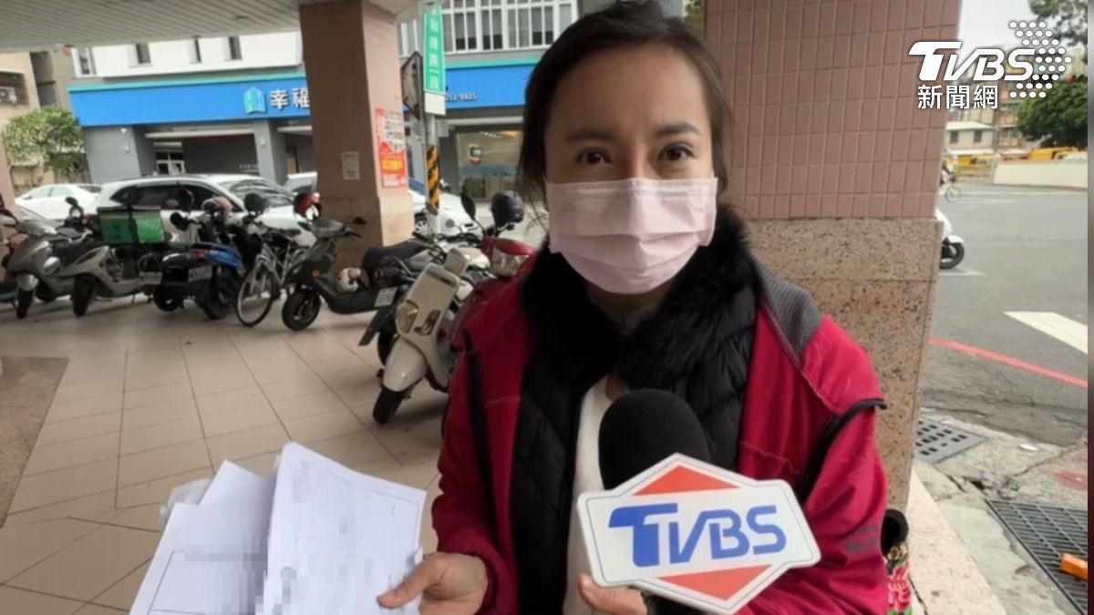 台南一名机小姐拿出驗傷單、報案三聯單,指控通訊直營門市店長咬人還吐口水,讓她備感羞辱,但總公司駁斥,強調指控內容與事實有出入。(圖/TVBS)