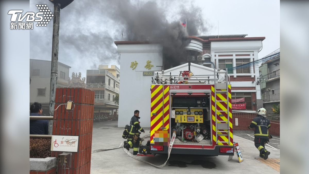高雄砂崙派出所驚傳火警，疑似電線走火，火勢從2樓竄出，濃煙狂竄居民嚇壞。（圖／TVBS）