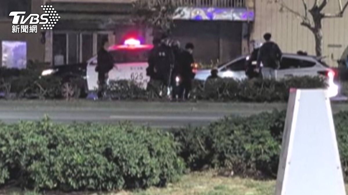 26歲李姓男子向警方報案，指稱一輛白色轎車逼車並撞擊他的車輛後，車上人員下車嗆聲隨即離開。(圖／翻攝facebook 警察之聲)