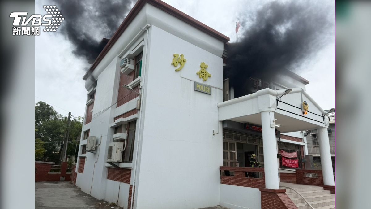 員警發現天花板疑似電線走火，開始冒煙燃燒，3名員警立即拿起滅火器試圖撲滅，但濃煙已經大量竄出，難以控制火勢。（圖／TVBS）