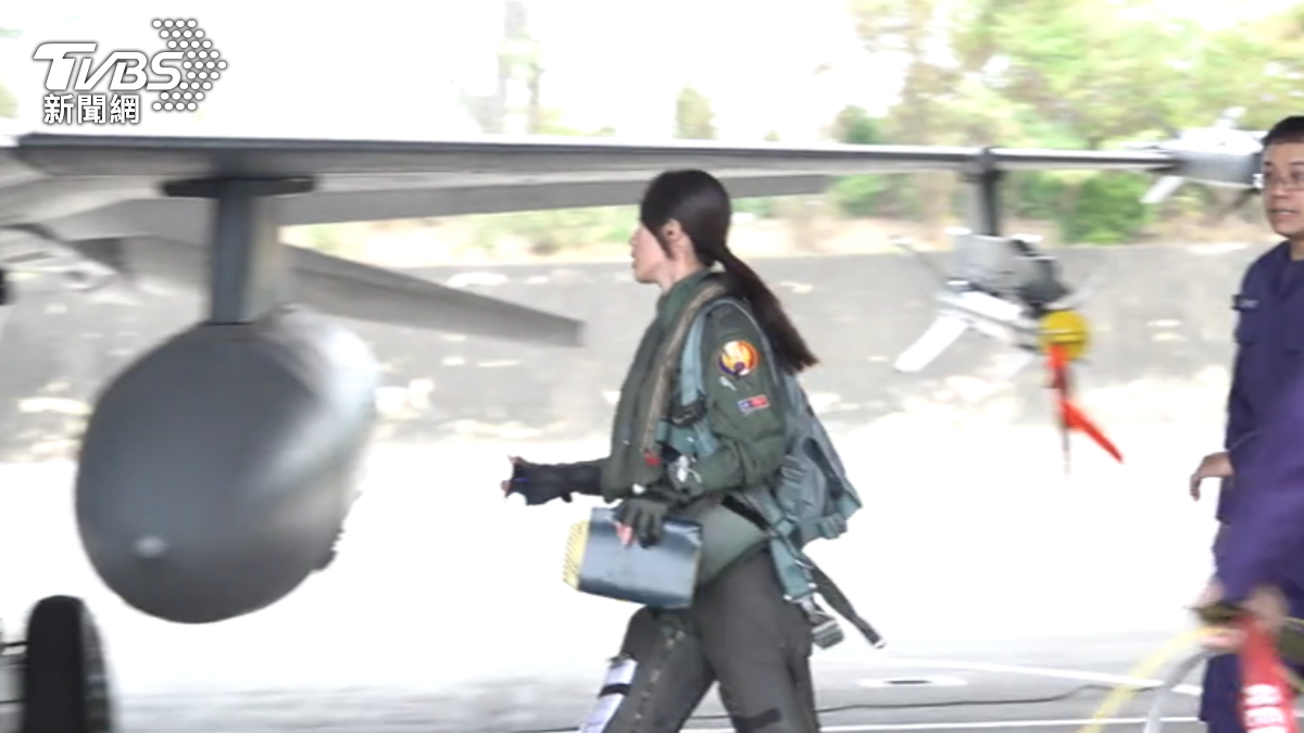 F-16V女飛官陳怡慈進行飛行前檢查,呼號「MERCY」,展現巾幗不讓鬚眉氣勢。(圖/TVBS)
