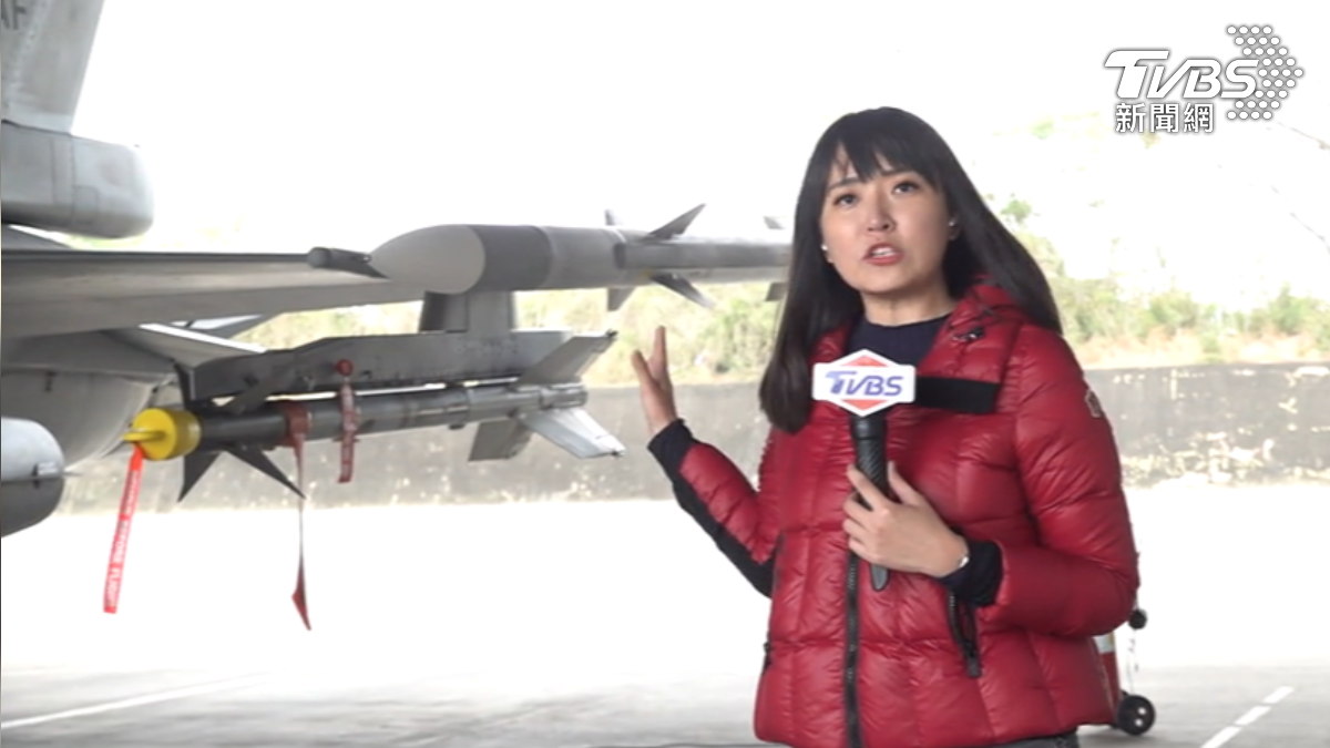 第四聯隊地勤人員迅速為F-16V掛載AIM-120與AIM-9M實彈,展現天龍操演冠軍實力。(圖/TVBS)