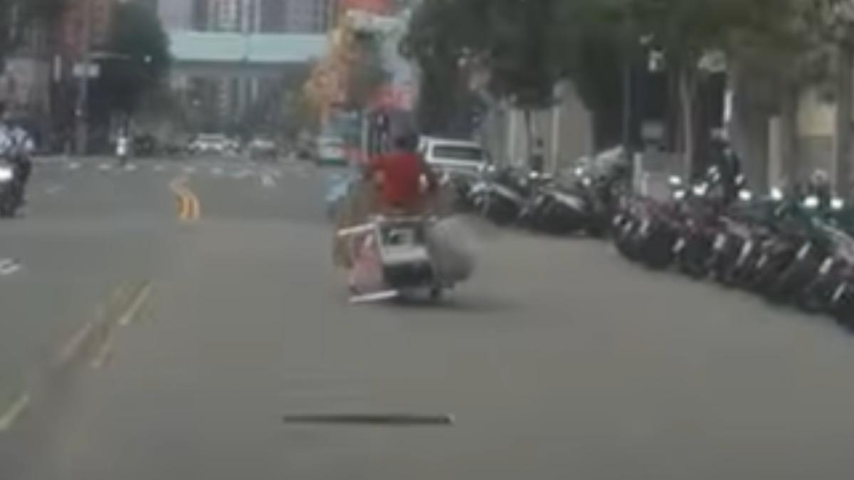 騎車掉東西會罰嗎?回收婦沿路噴、還闖紅燈遮牌 2萬4沒了