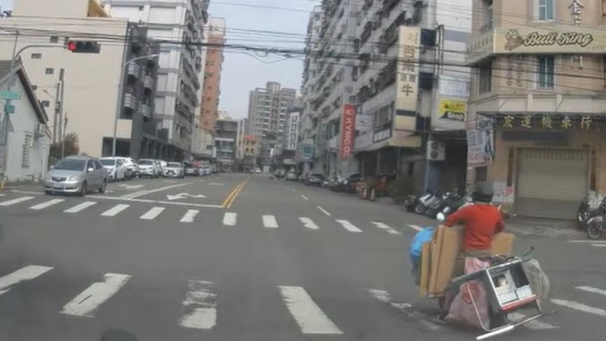 婦人沿途掉落回收物，更連續闖了兩個紅燈，也涉嫌將車牌遮蔽。（圖／翻攝自WoWtchout-地圖型行車影像分享平台）
