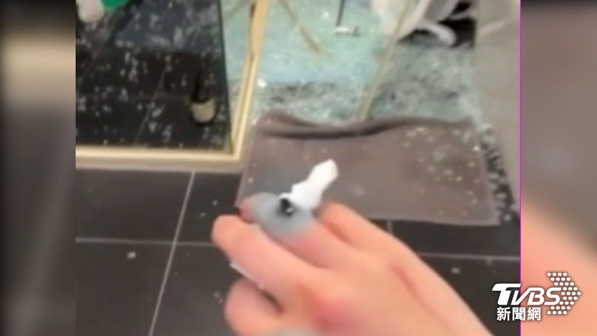 玻璃就突然碎掉，女子手腳因此掛彩，傷口已抽色處理。（圖片來源／sin871112提供）