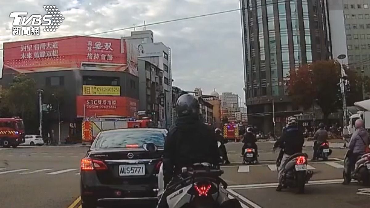 4樓兒童遊樂園內疑似有電動玩具車在充電時起火,濃煙觸動火災警報器。(圖/民眾提供)