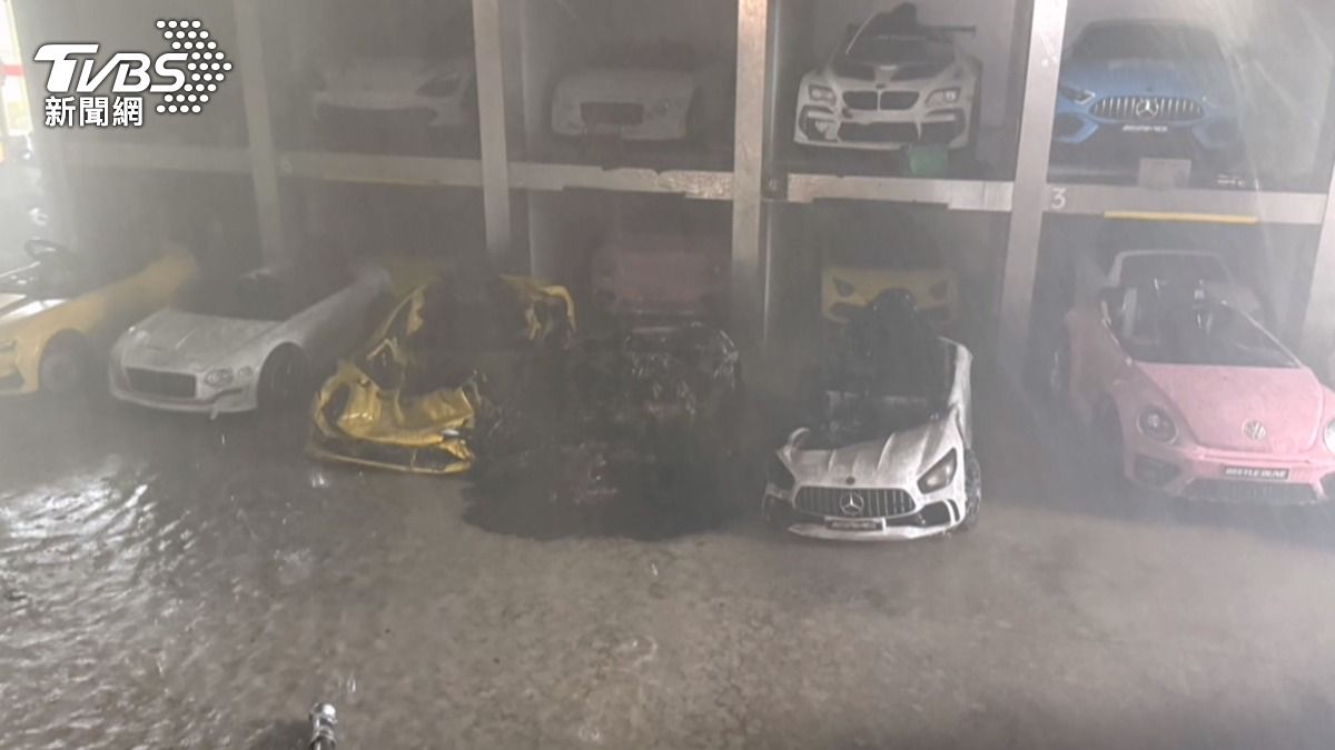電動玩具車正在充電,疑似充電器或電池起火,導致濃煙瀰漫並觸動警報系統。(圖/民眾提供)