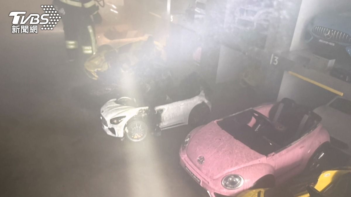 疑似因電池問題起火,造成3台玩具車燒毀,車殼焦黑燒熔,遊樂園內濃煙一片。(圖/民眾提供)