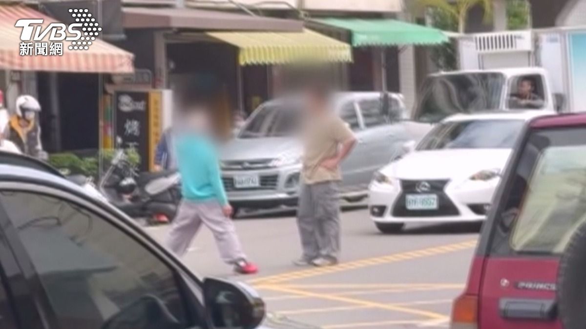 66歲伯疑酒後「變身賽亞人」衝路中擋車、揮拳,遭民眾壓制。(圖/民眾提供)