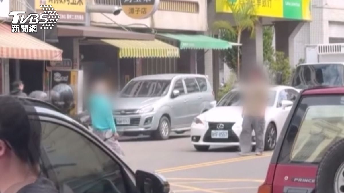 66歲男子疑似酒後衝至馬路中央擋車,並與駕駛發生肢體衝突。(圖/民眾提供)