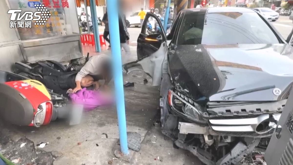 進口車暴衝撞電桿波及74歲婦人。（圖／TVBS）