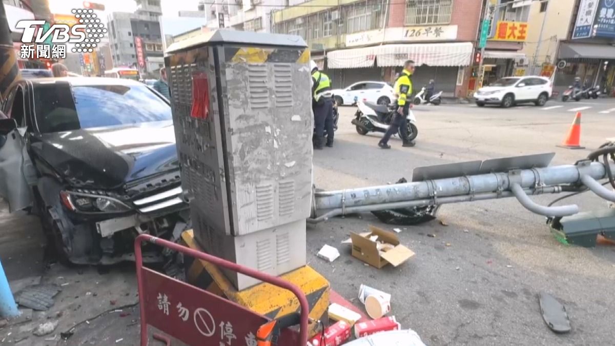 進口車閃左轉車失控，撞斷電線桿。（圖／TVBS）