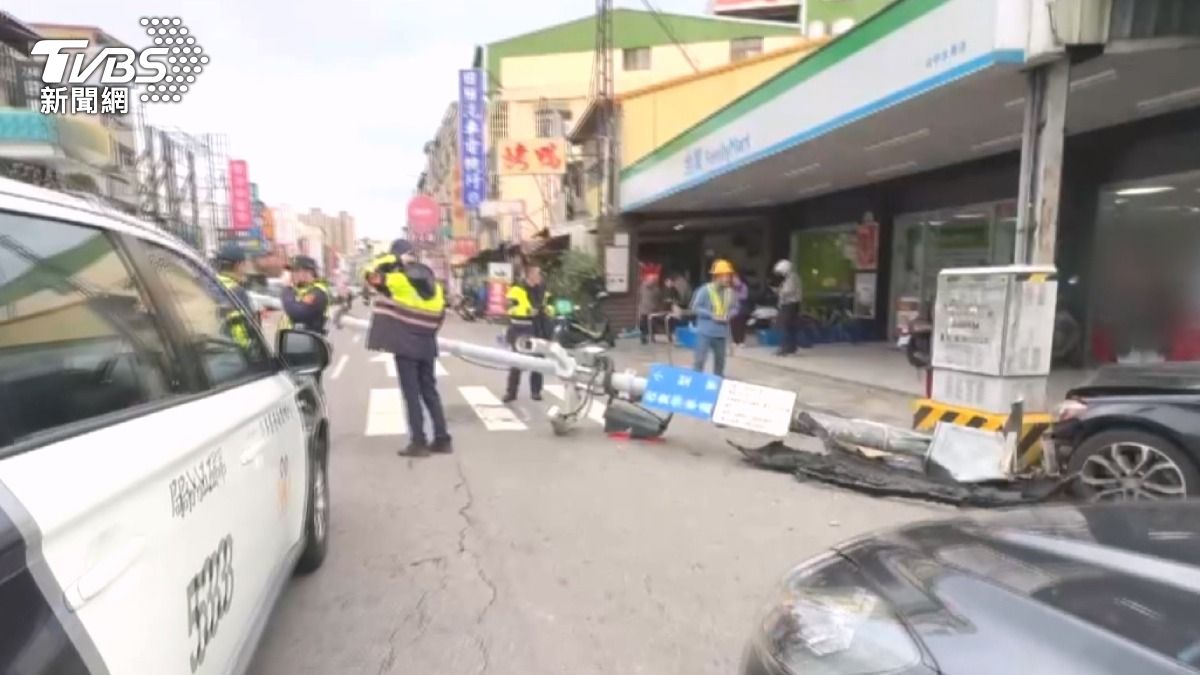 進口車閃左轉車失控，撞斷電線桿。（圖／TVBS）
