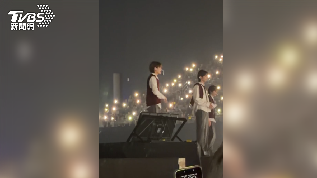 音響、燈光全部停下後，粉絲自發性打開手機手電筒，宛如一片星海。（圖／林君語提供）
