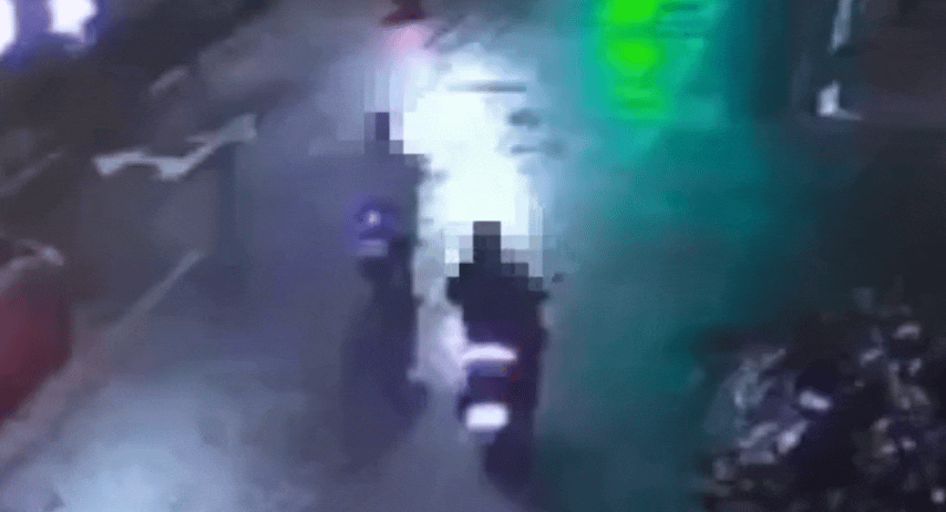 龔男向右切換車道未依規定打方向燈,後方20歲的許姓男騎士見狀按鳴喇叭示警,龔男疑似因而受到驚嚇後自摔倒地。(圖/TVBS)