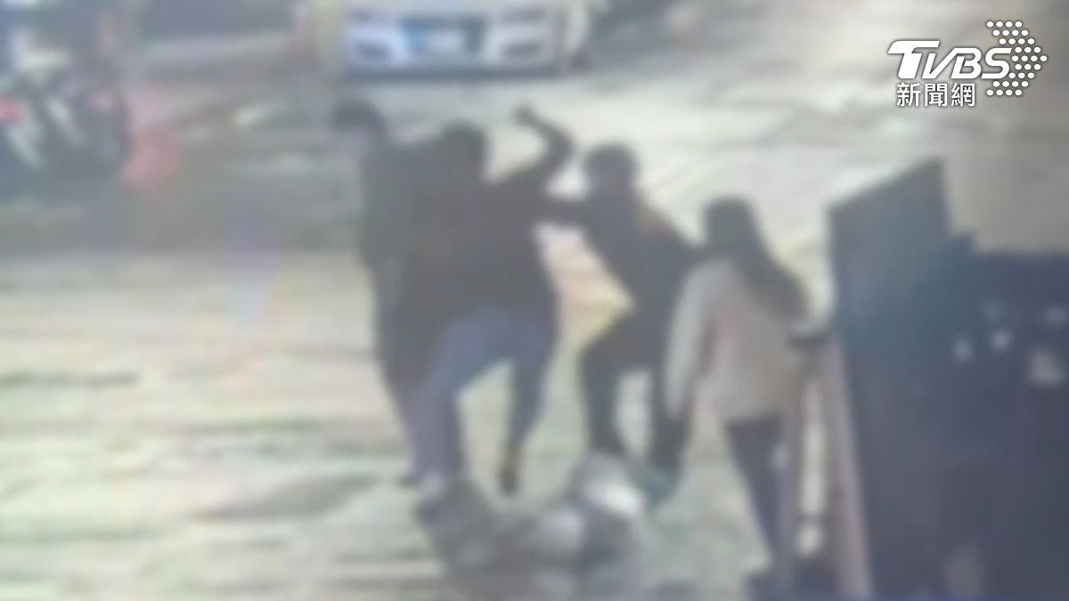 曾姓女子因不滿經營的飲料店遭前同事黃男留下「1星負評」,雙方於昨晚在寶清街「狹路相逢」,曾女竟夥同友人共4人對黃男發動圍毆。(圖/TVBS)