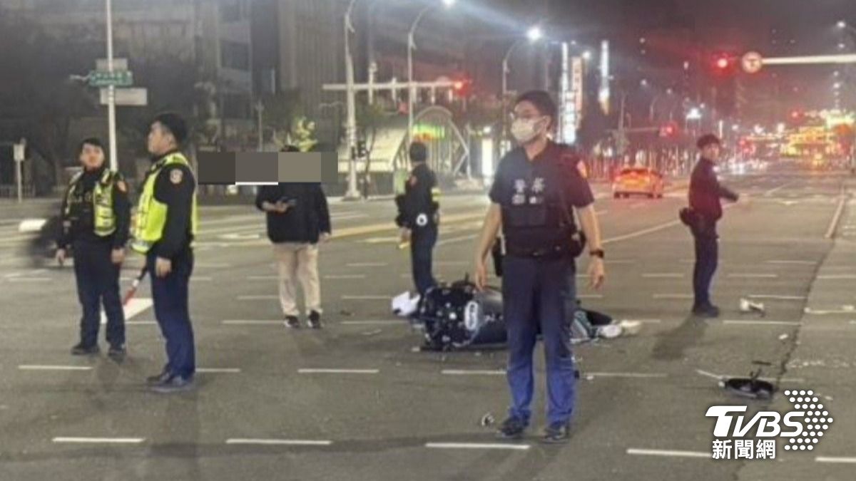 有片/高雄凌晨兩車搶快衝路口猛撞 機車「碎裂一地」騎士送醫