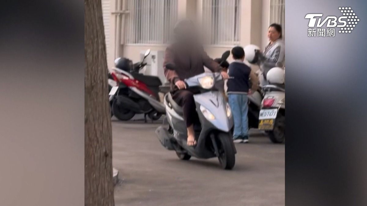男子騎著機車在廁所與戶外區一帶不斷繞行,注意到有女性遊客進入廁所後,待女性離(圖/翻攝Threads_kiflower)