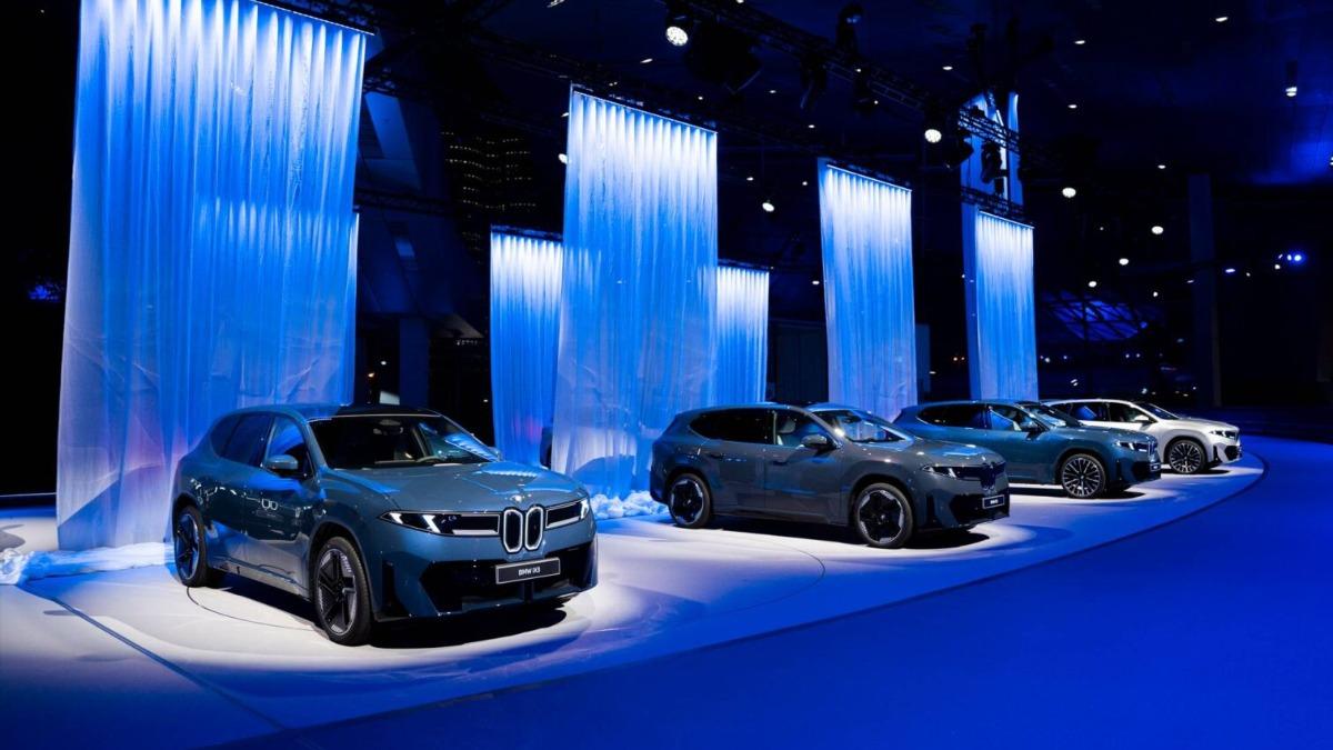 BMW於慕尼黑BMW Welt正式交付首批iX3給德國車主。(圖/BMW提供)