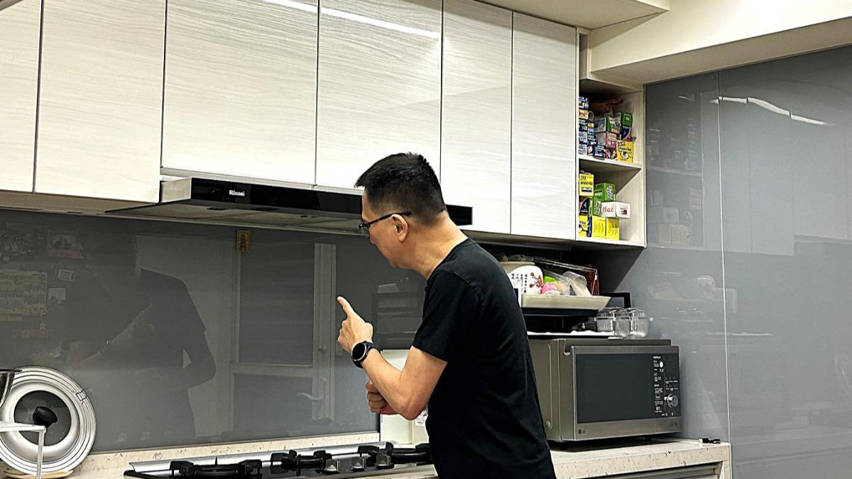 將加持過的迷你灶神張貼在靠近爐台或電鍋處。(圖/486提供)