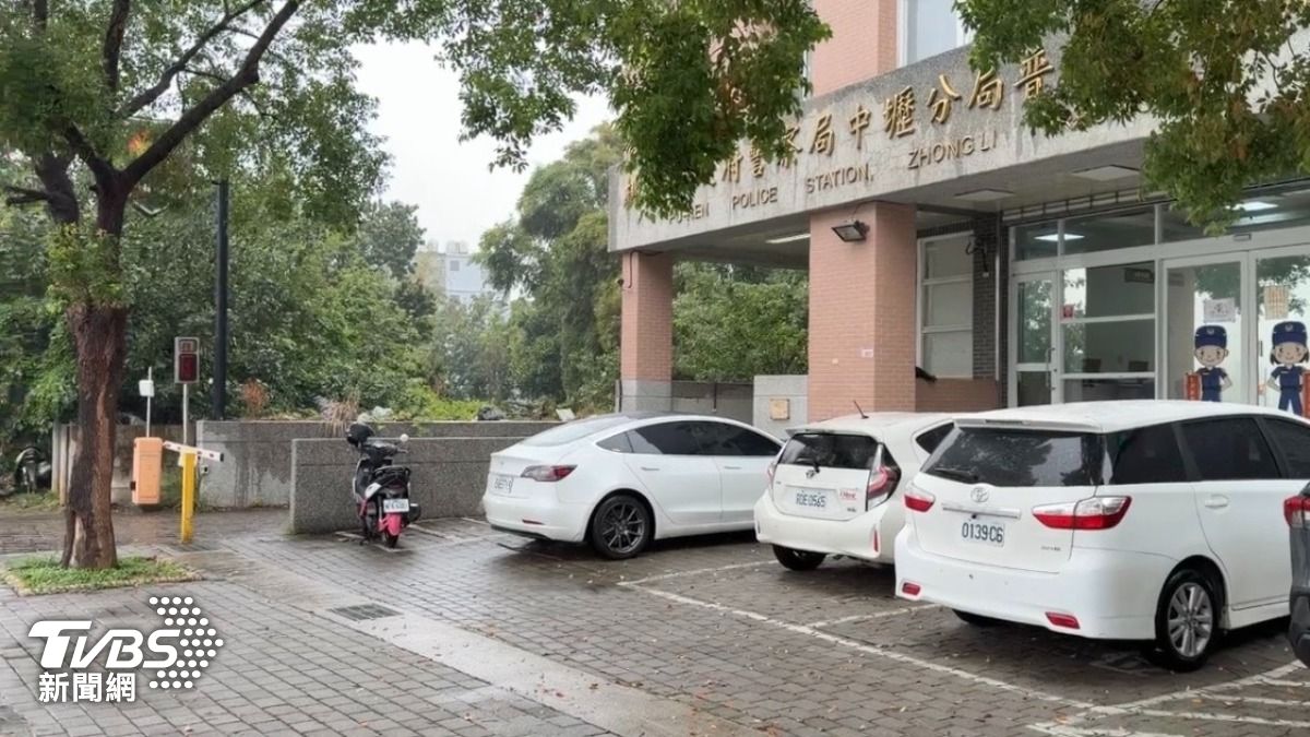 犯嫌在普仁派出所前逆向行駛。（圖／TVBS）