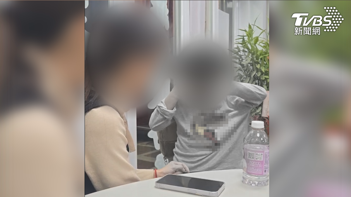 男童焦慮不安，媽媽則在一旁安撫。（圖經變色處理／TVBS）