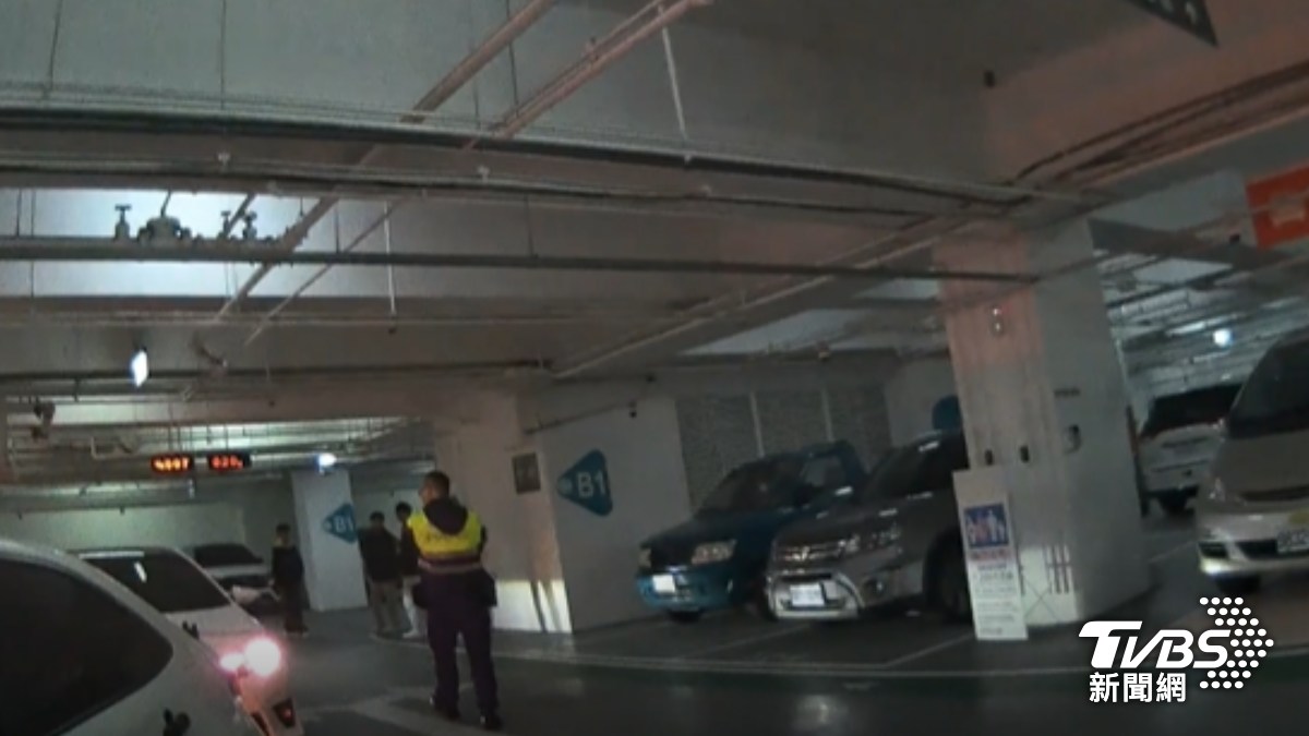 員警接獲民眾檢舉，有車主在地下停車場舉辦車聚聲響過大。（圖／TVBS）