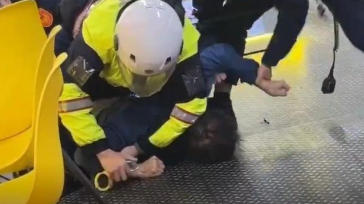 多名員警合力壓制，男子不斷掙扎。（圖／民眾提供）