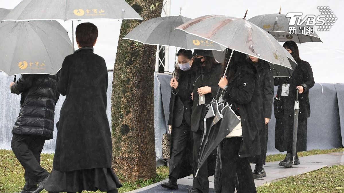 S媽全黑亮相。(圖/張哲鳴攝)