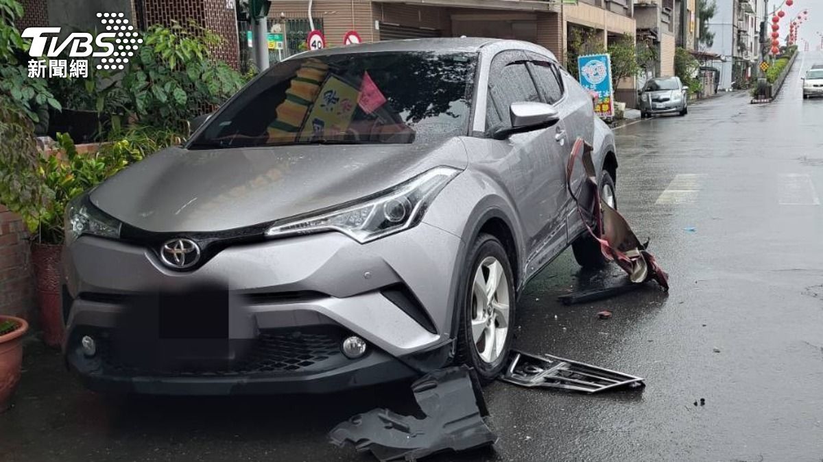 陳男擦撞到銀色轎車後,部分車殼掉落。(圖/TVBS)