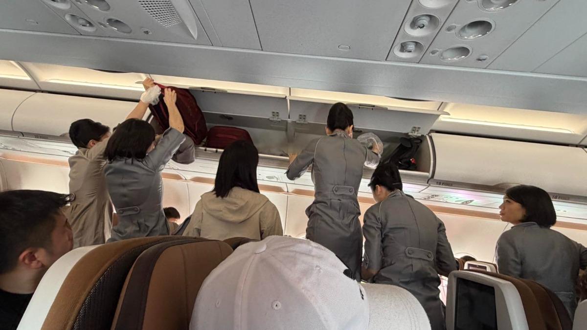 飛機行李架狂漏水。（圖／zaxs96 threads）
