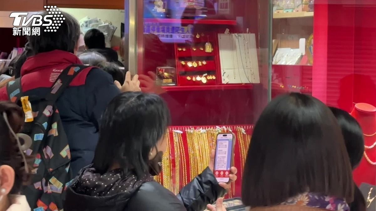 金價價格低點，不少民眾一早就去銀樓買。（圖／TVBS）