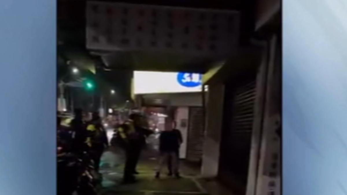 嫌犯遭警包圍仍叫囂。(圖/被害人提供)