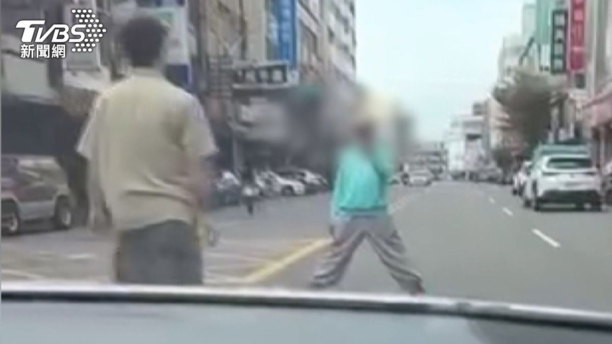 「你有沒有遇過壞人」 66歲男衝路擋車揍人遭駕駛秒壓制。(圖/民眾提供)