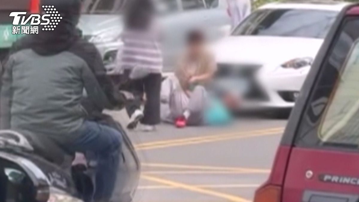 醉男站路中擋車還動手 駕駛秒壓制。(圖/民眾提供)