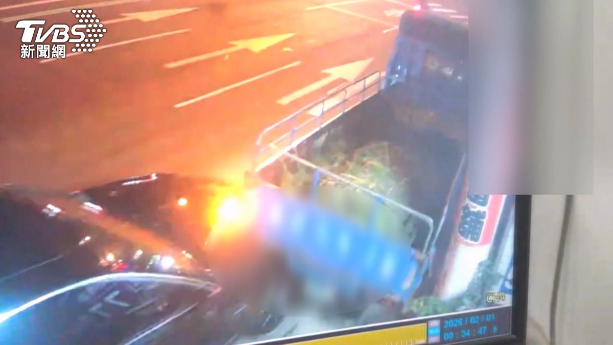 車頭插進車斗還硬切!黑轎車肇逃全被拍 車主身分曝恐罰慘了。(圖/民眾提供)