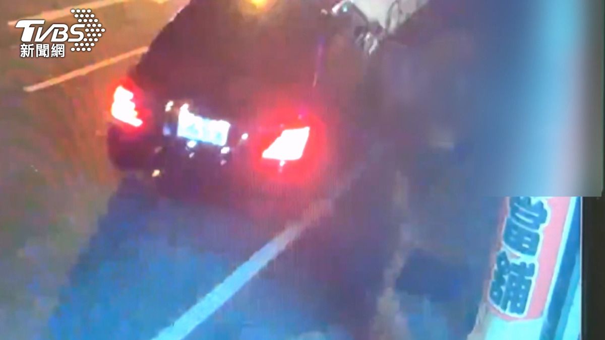 。撞擊瞬間,轎車車頭插入貨車車斗底下,仍持續推撞,隨後駕駛竟切出車道逃離現場。(圖/民眾提供)