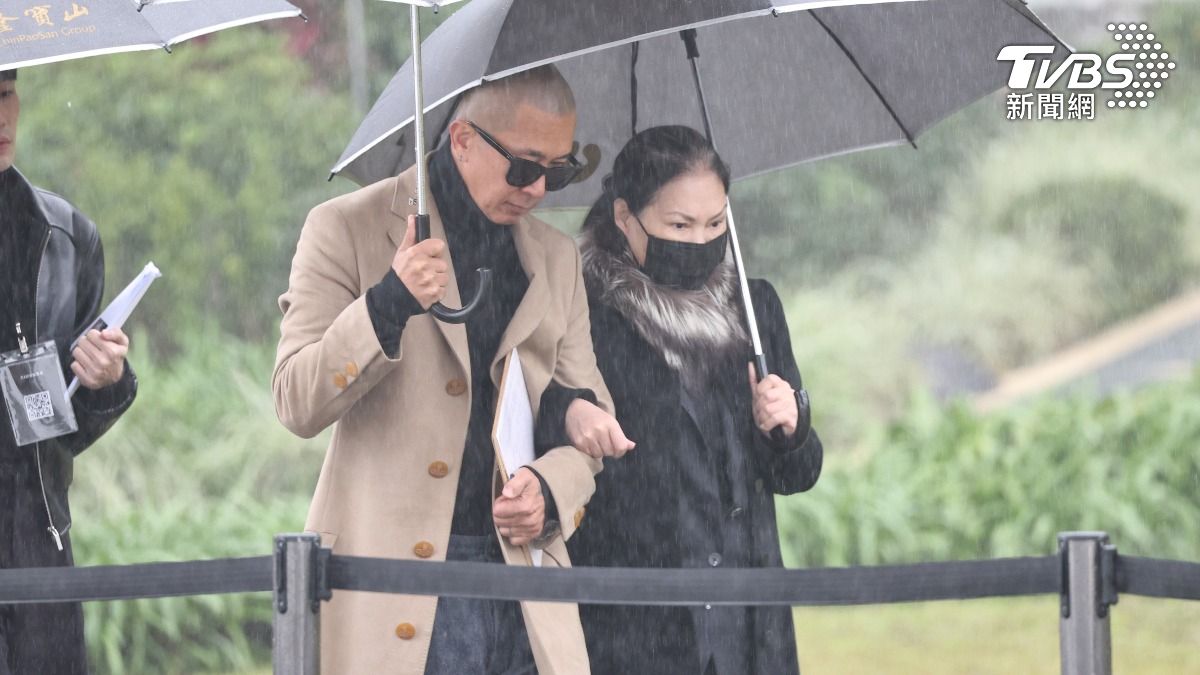 S媽發聲!具俊曄暴瘦現身「揭開大S雕像」 仔仔、言承旭都來了