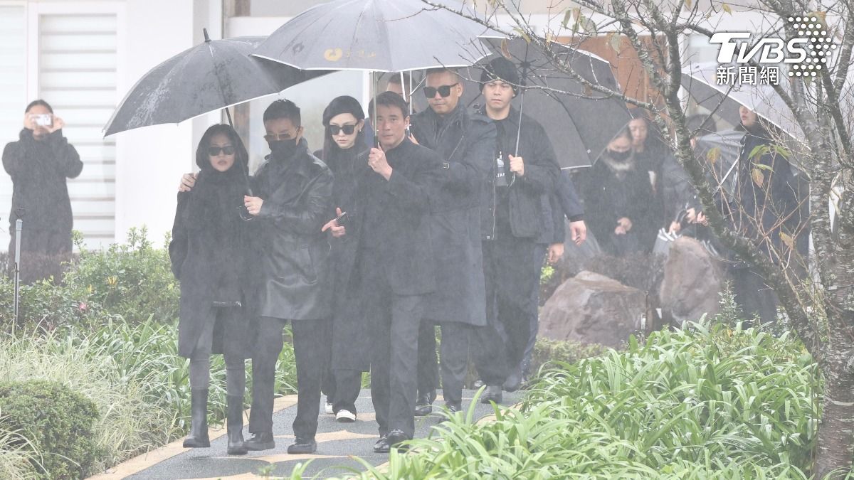 許雅鈞摟著小S前進,黑人、范瑋琪夫妻跟在後面。(圖/張哲鳴攝)