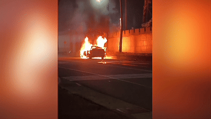 路旁一部自小客車陷入火海,車頭竄出火光,濃濃黑煙不斷往天空蔓延(圖/翻攝爆料公社)