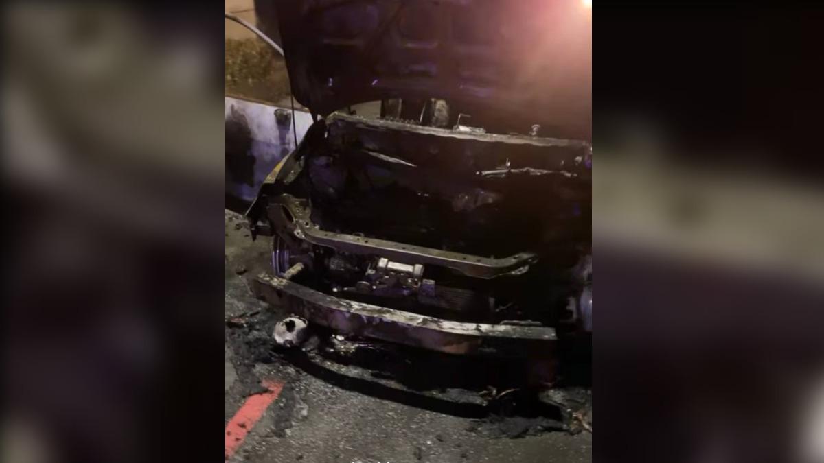 疑似因剎車系統或輪胎出現異常狀況,導致車輛突然失控打滑,接著自撞後便起火燃燒,幸好駕駛及時逃出(圖/翻攝爆料公社)