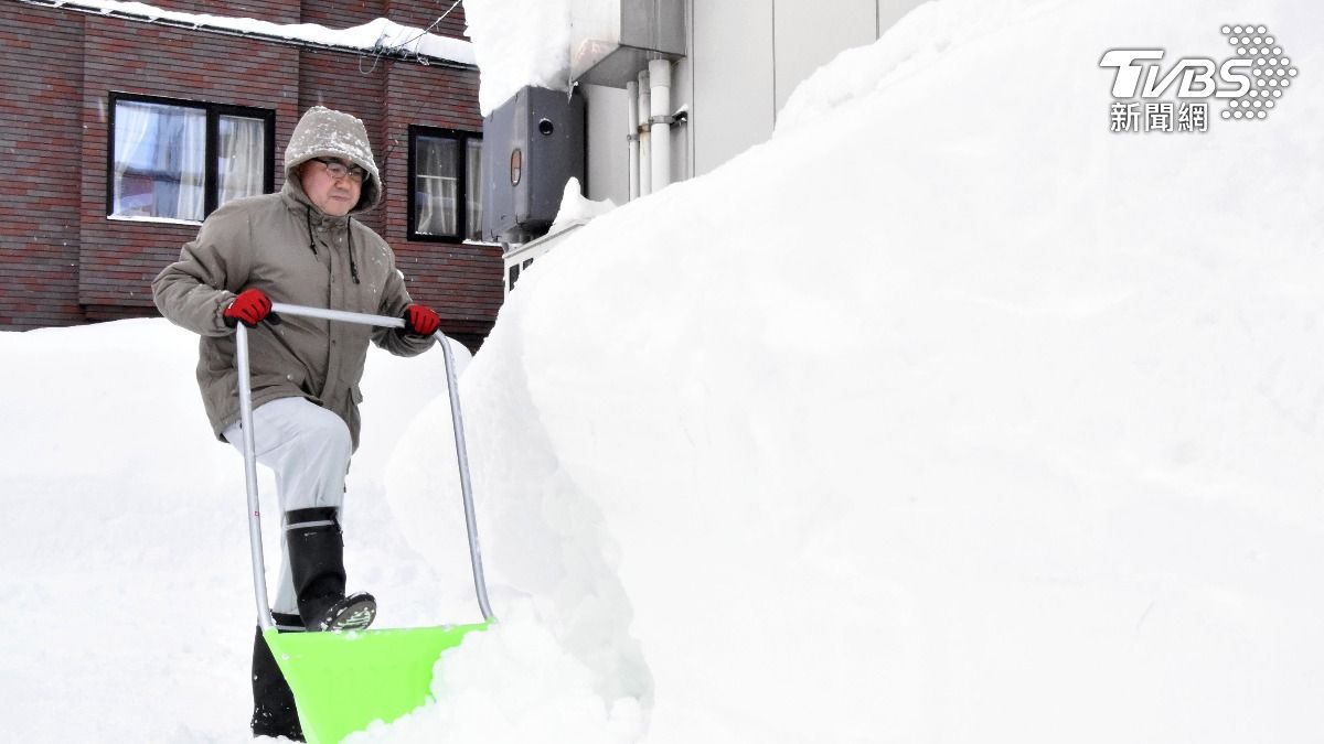 2日，日本青森縣青森居民正在鏟雪。（圖／達志影像美聯社）