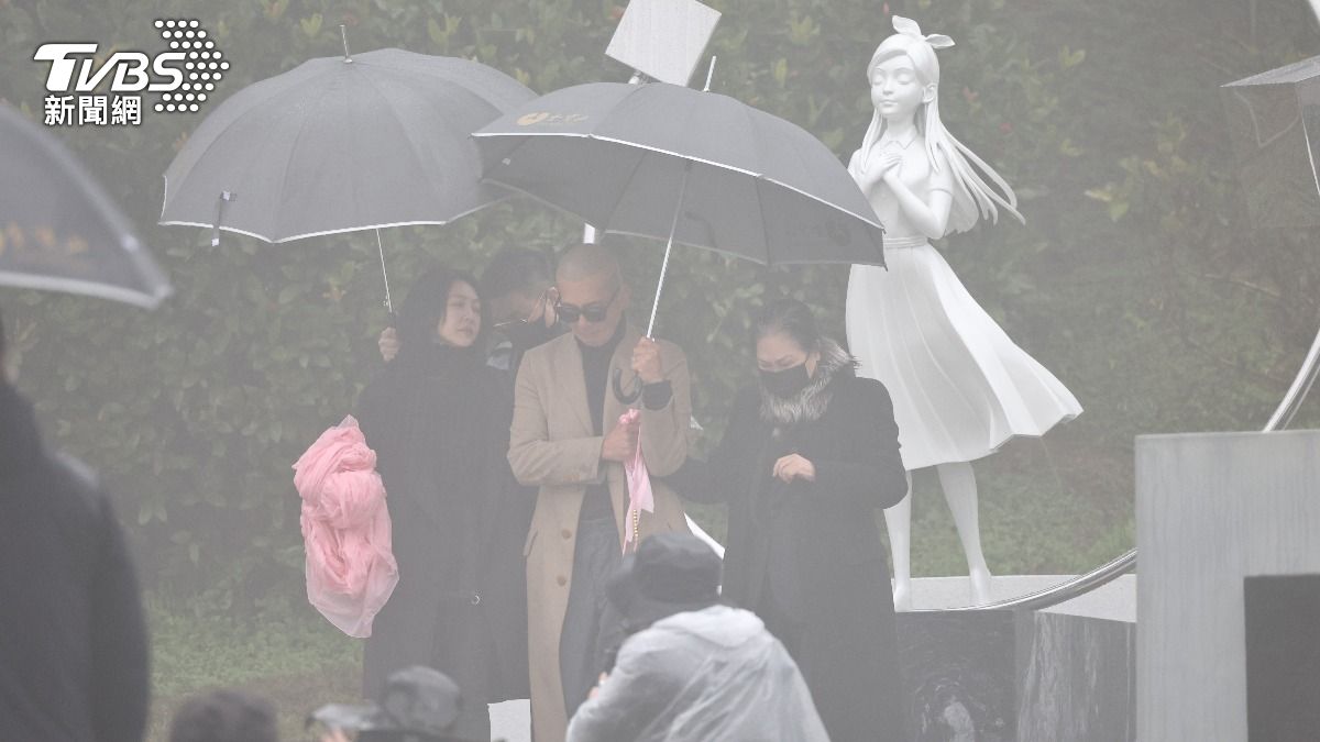 大S雕像「雨中揭幕」場面哀戚！衝微博熱搜第一　陸網悲喊：老天爺也哭泣