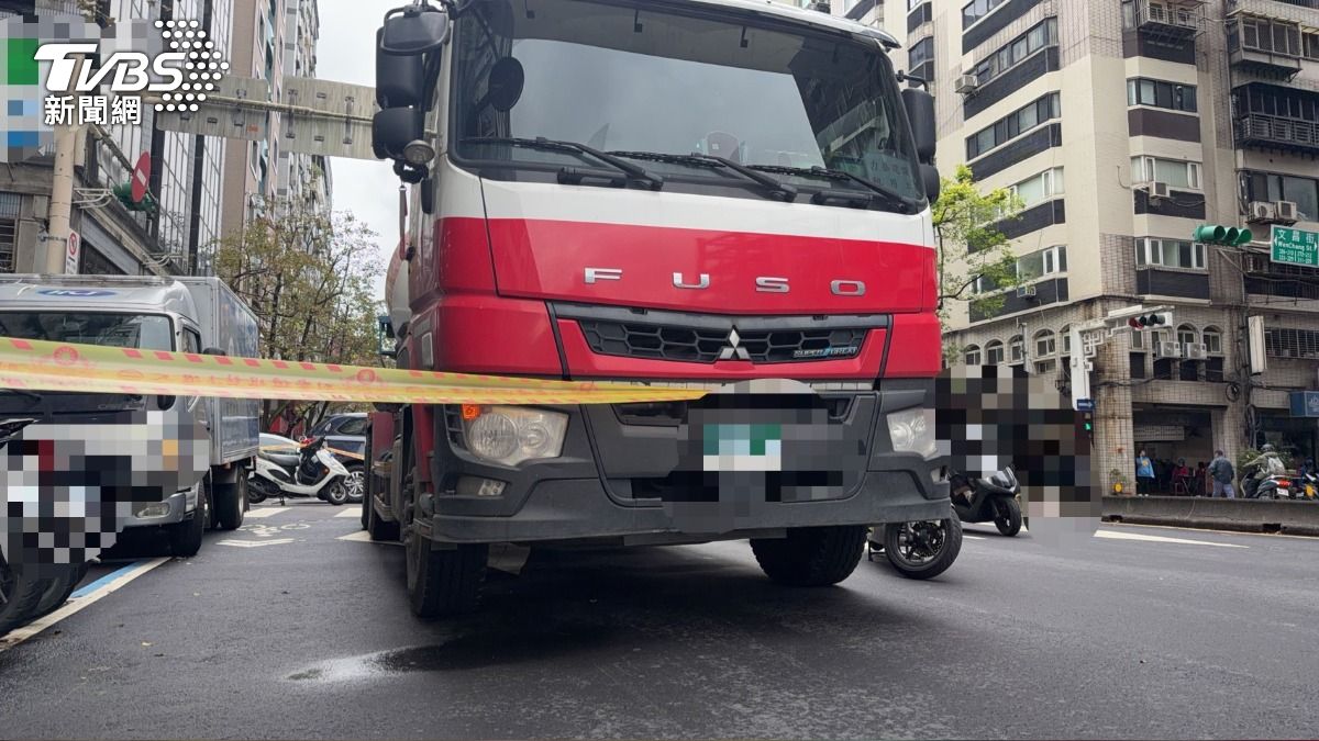 快訊/北市光復南路死亡車禍!單車捲水泥車底 女騎士遭輾斃慘死