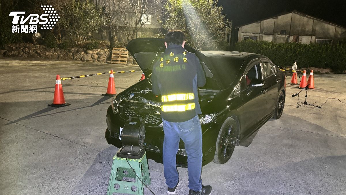 台南市政府環境保護局針對改裝排氣管車輛進行噪音檢測。(圖/TVBS)